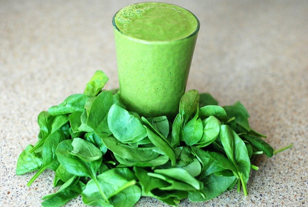 Spinach green healthy smoothie featured on lifestyle changes blog post by Oakville Physio Clinic to help people improve their health and wellbeing, especially when weight and nutrition are contributing factors